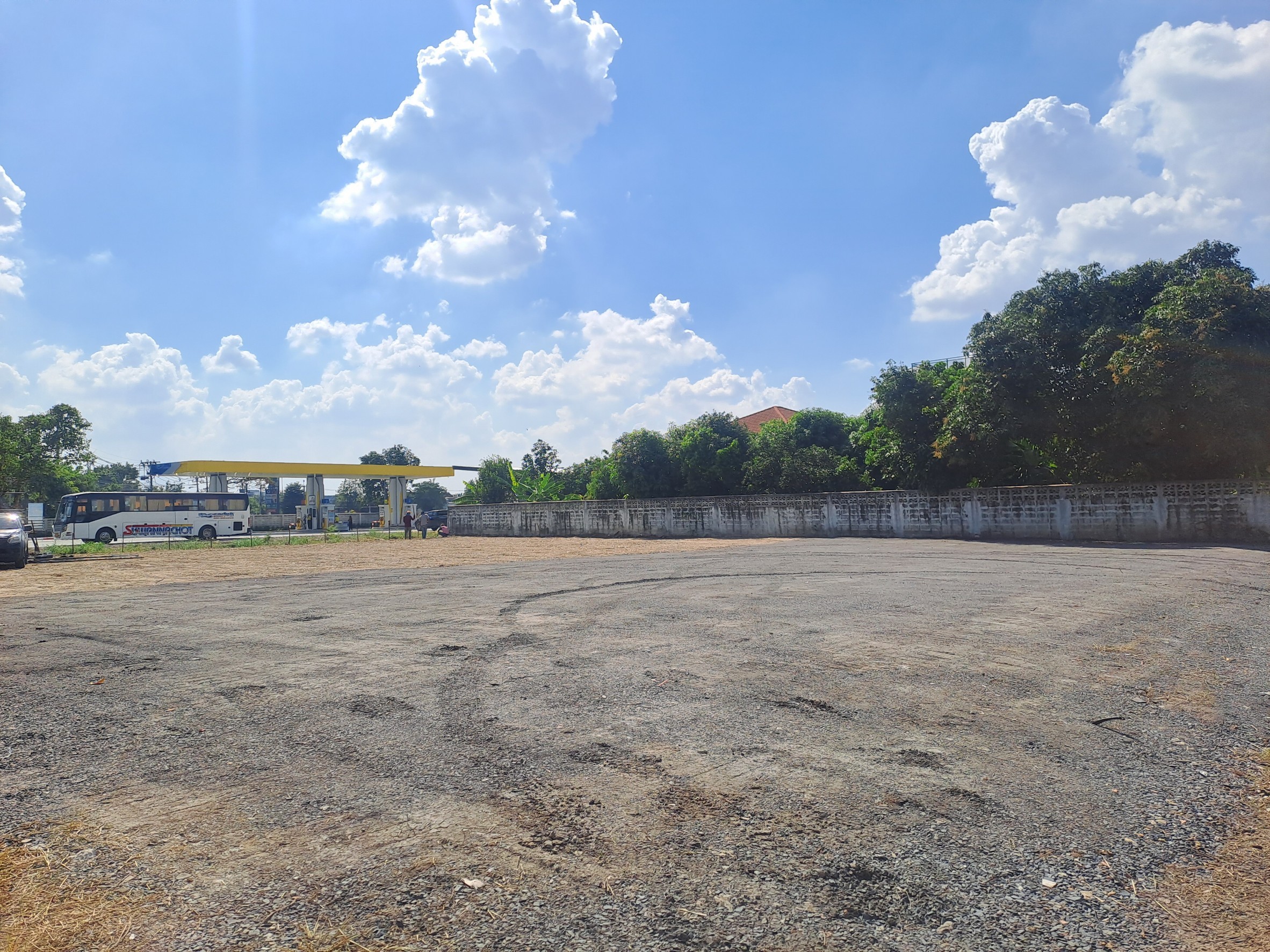 ถมดินดานท้อปหน้าด้วยหินคลุกพร้อมบดอัด