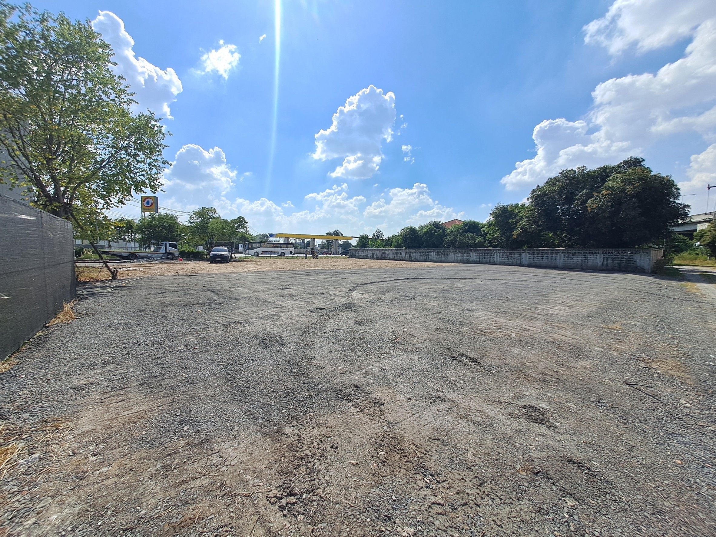 ถมดินดานท้อปหน้าด้วยหินคลุกพร้อมบดอัด